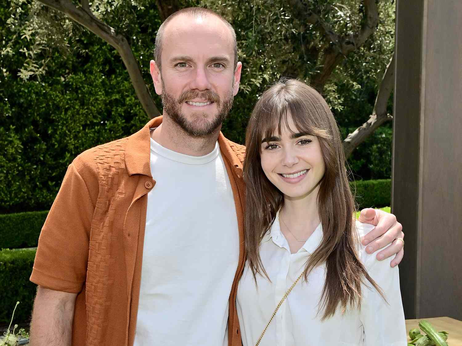 LILY COLLINS Y CHARLIE MCDOWELL LE DA LA BIENVENIDA A SU PRIMERA HIJA
    
    <div class=